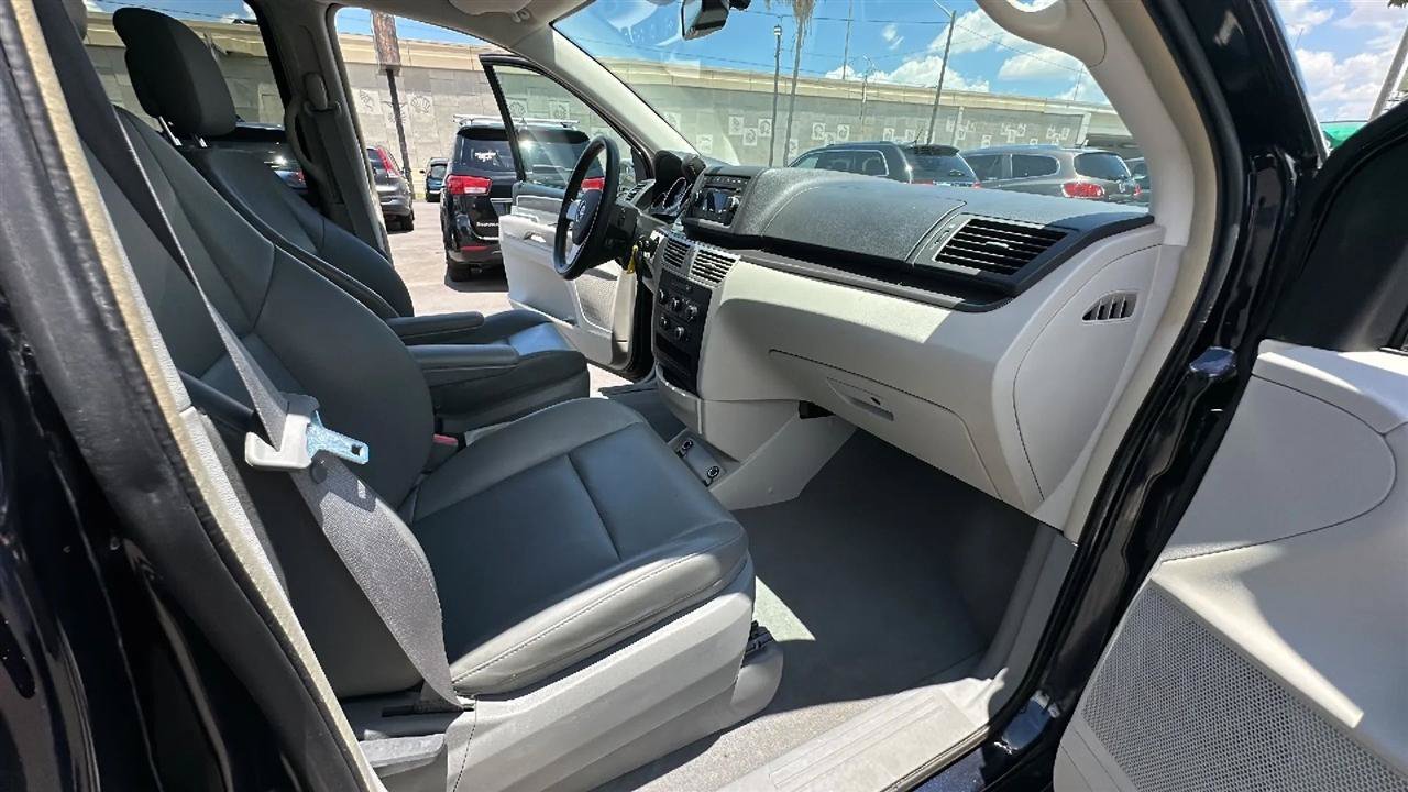 Used 2010 Volkswagen Routan SE FWD image 32