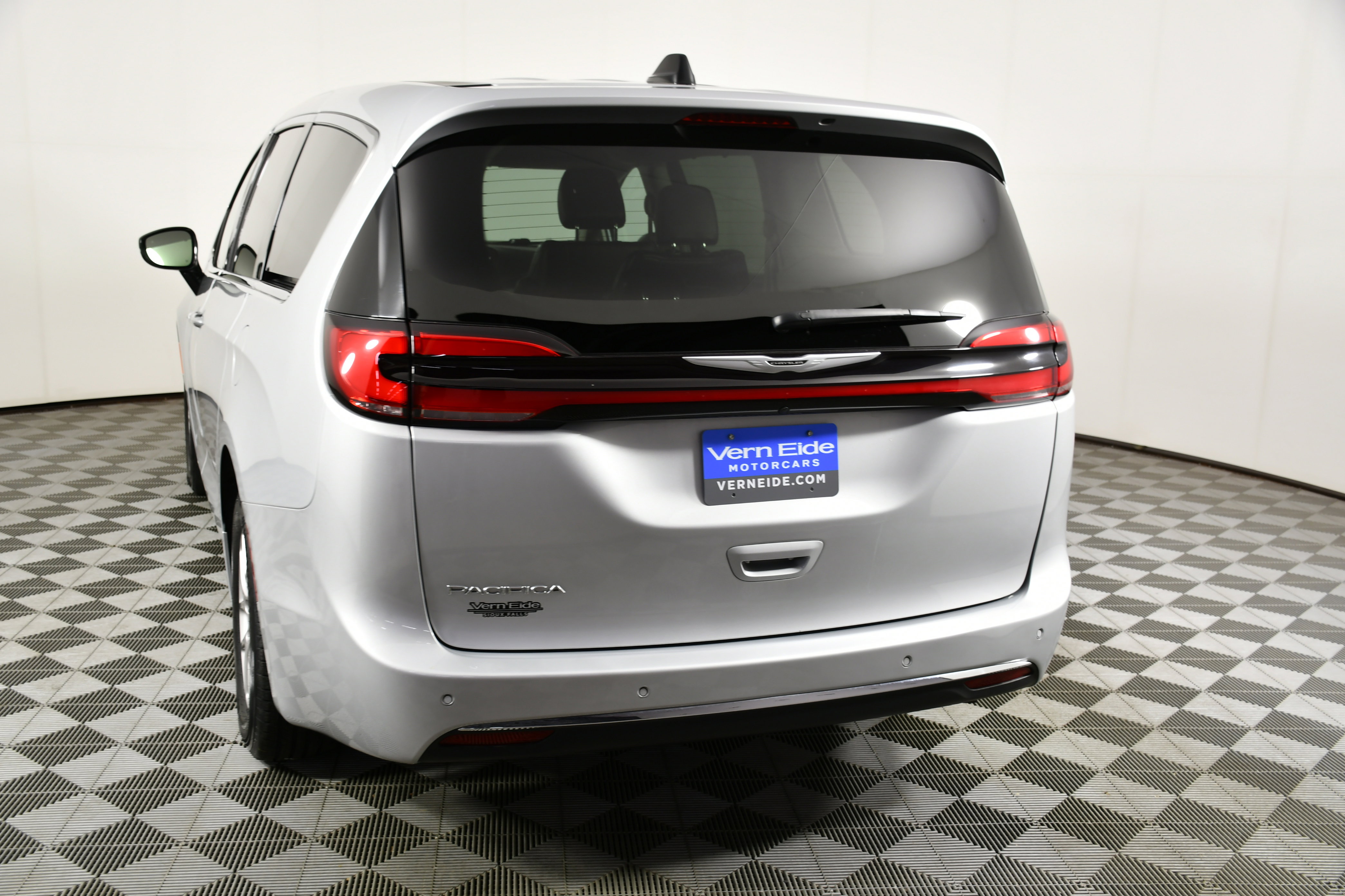Used 2024 Chrysler Pacifica Touring-L image 7