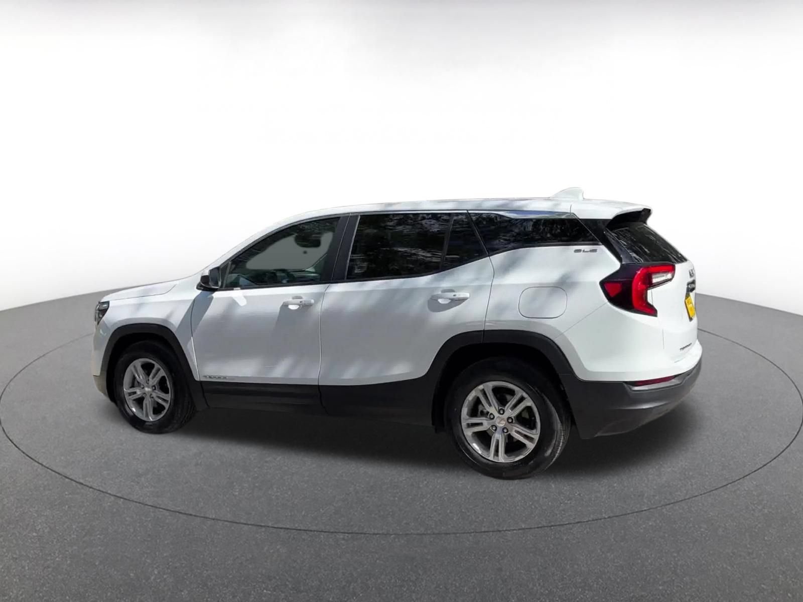 Used 2024 GMC Terrain SLE FWD image 14