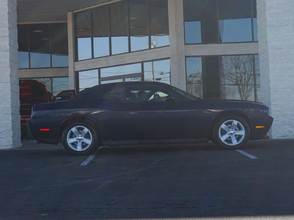 Used 2013 Dodge Challenger SXT image 2