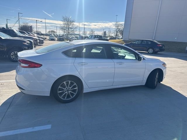Used 2017 Ford Fusion SE image 3