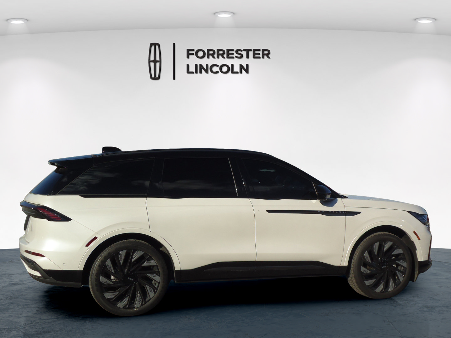 Used 2024 Lincoln Nautilus Reserve w/ Equipment Group 202A AWD/4WD image 2