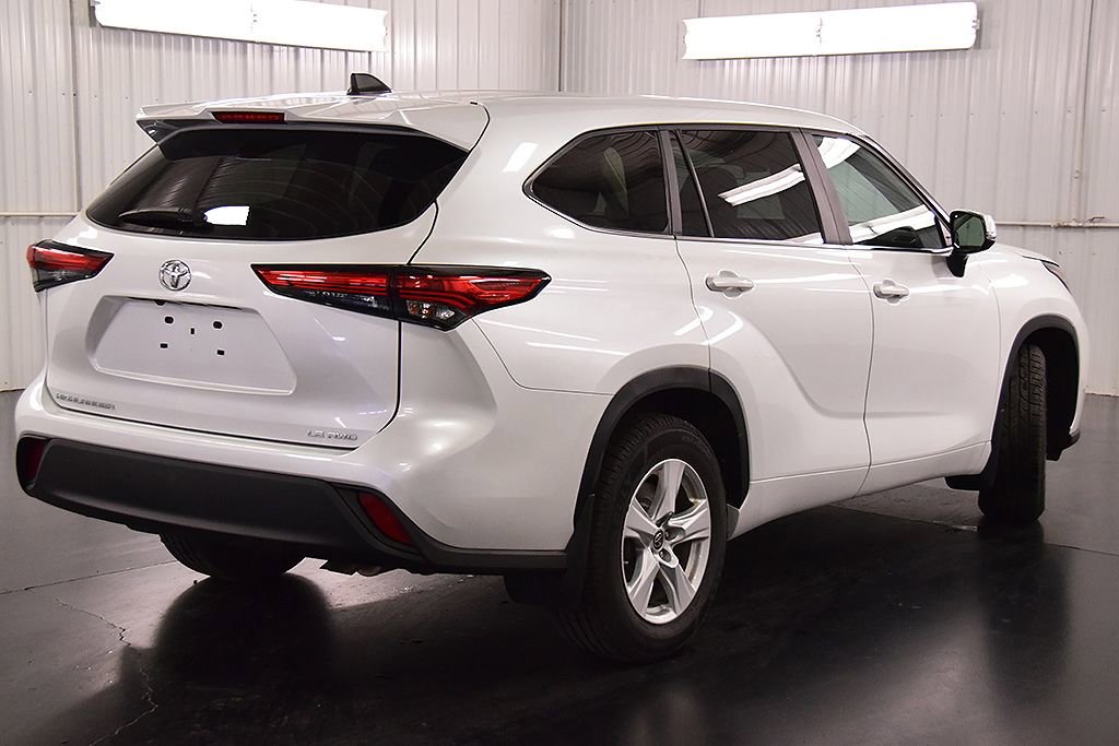 Used 2023 Toyota Highlander LE AWD/4WD image 8