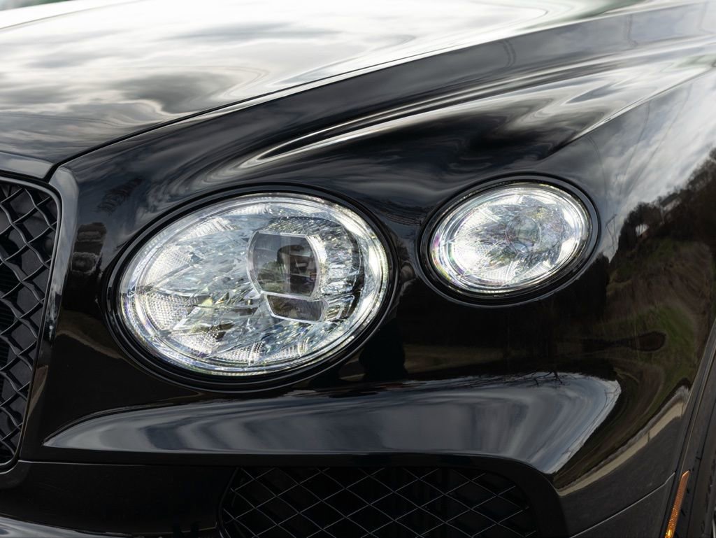 Used 2025 Bentley Bentayga V8 image 18