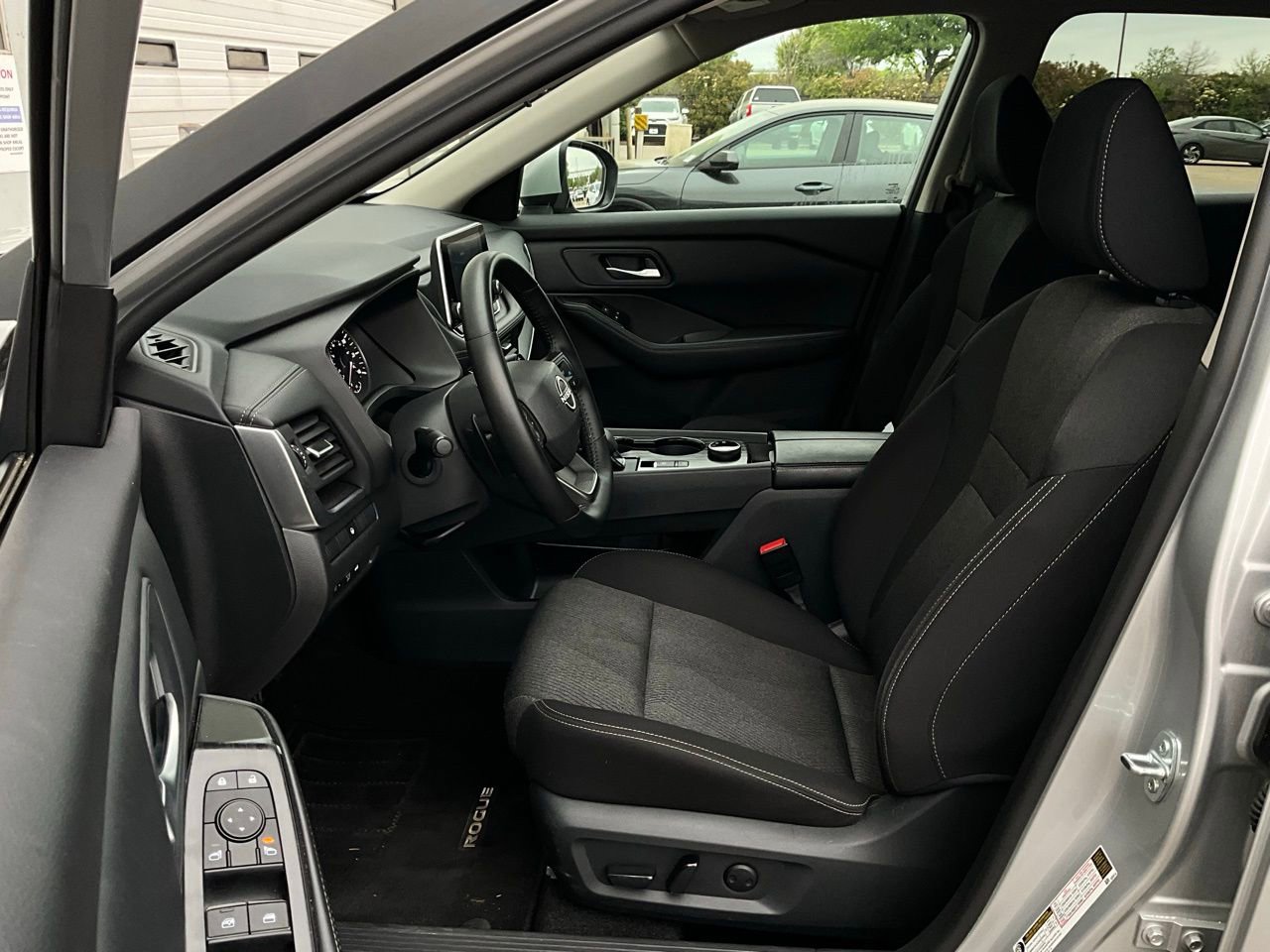 Used 2025 Nissan Rogue SV image 10