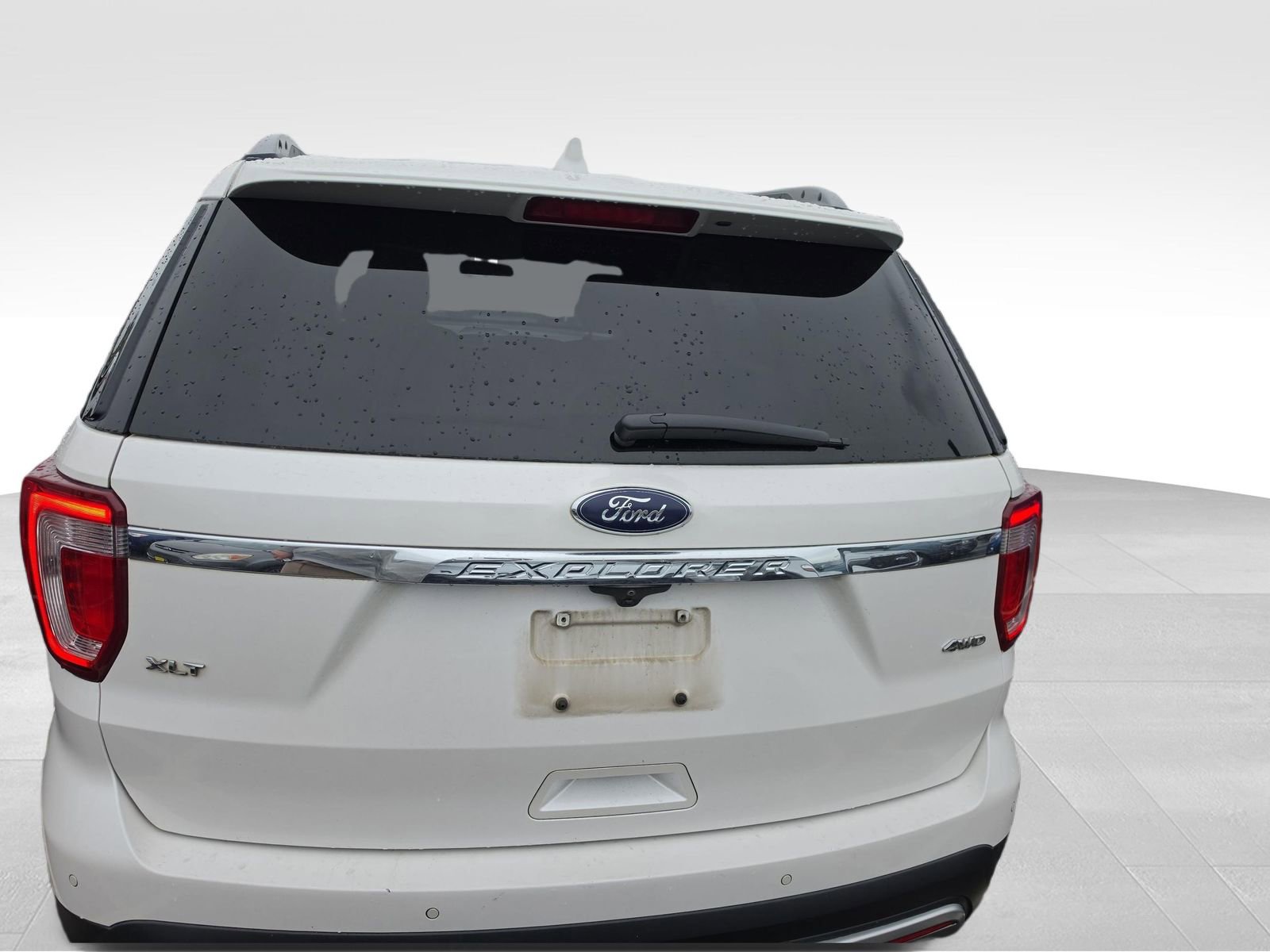 Used 2017 Ford Explorer XLT image 3