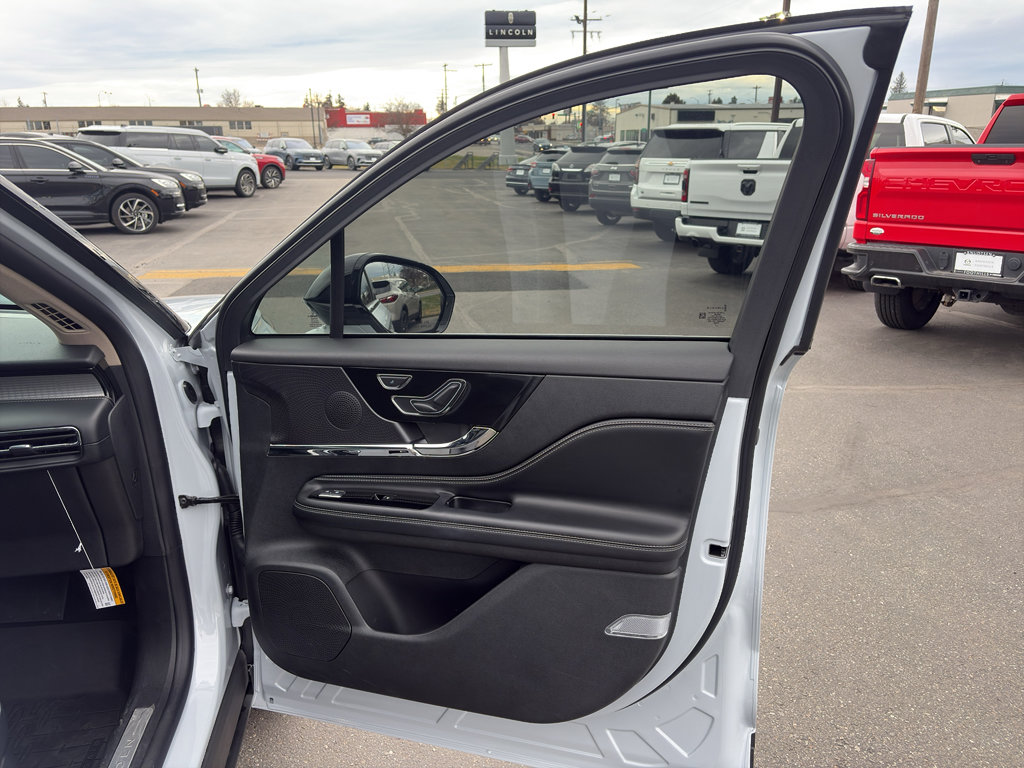 Used 2025 Lincoln Corsair Premiere image 18