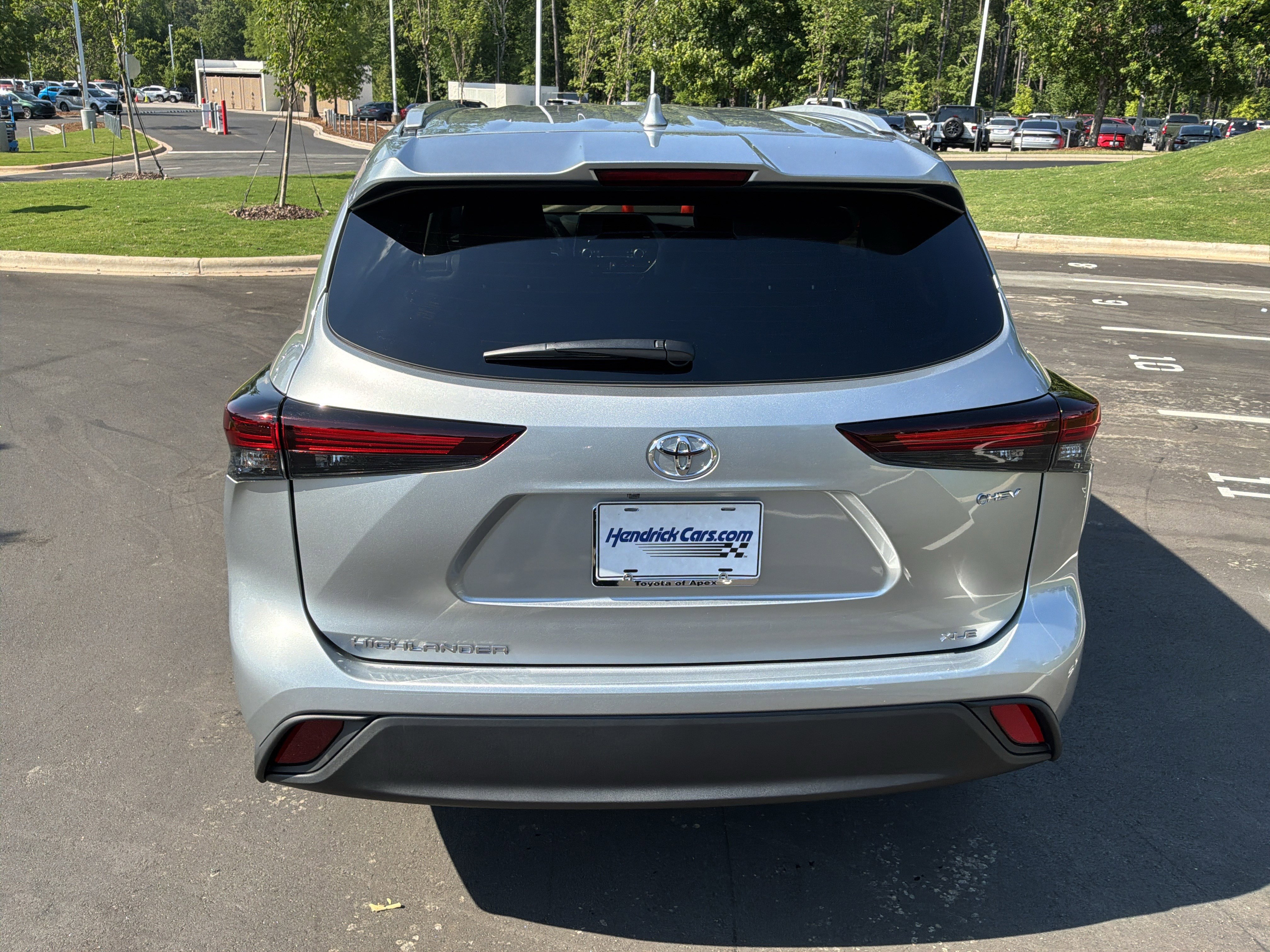 Used 2025 Toyota Highlander XLE AWD/4WD image 9