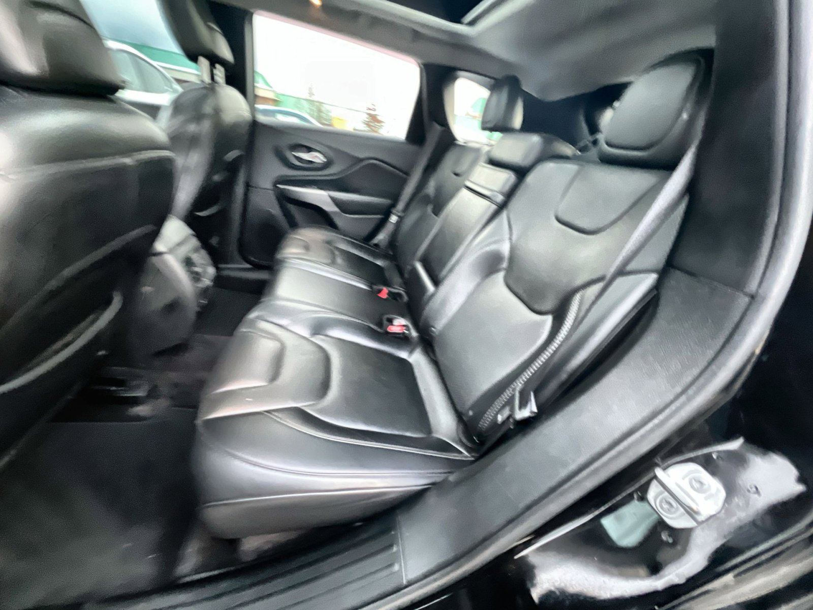 Used 2019 Jeep Cherokee Limited image 24