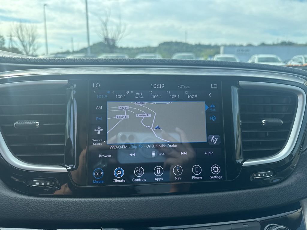 Used 2020 Chrysler Pacifica Touring-L Plus image 30