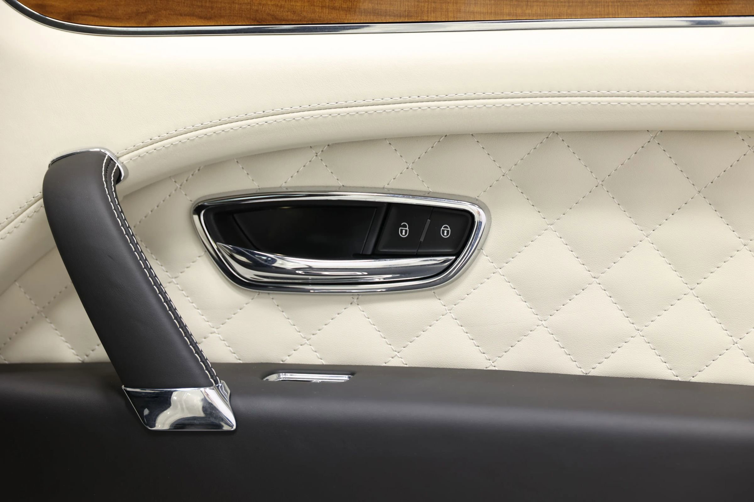 Used 2018 Bentley Bentayga Onyx Edition AWD/4WD image 98