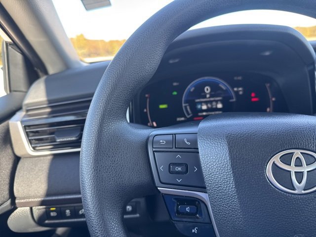 Used 2025 Toyota Camry LE image 9