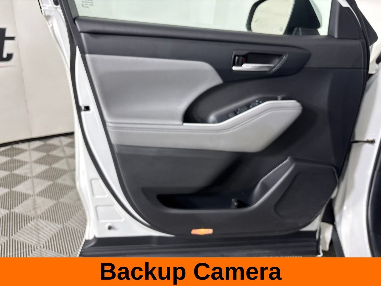 Used 2021 Toyota Highlander XLE AWD/4WD image 11