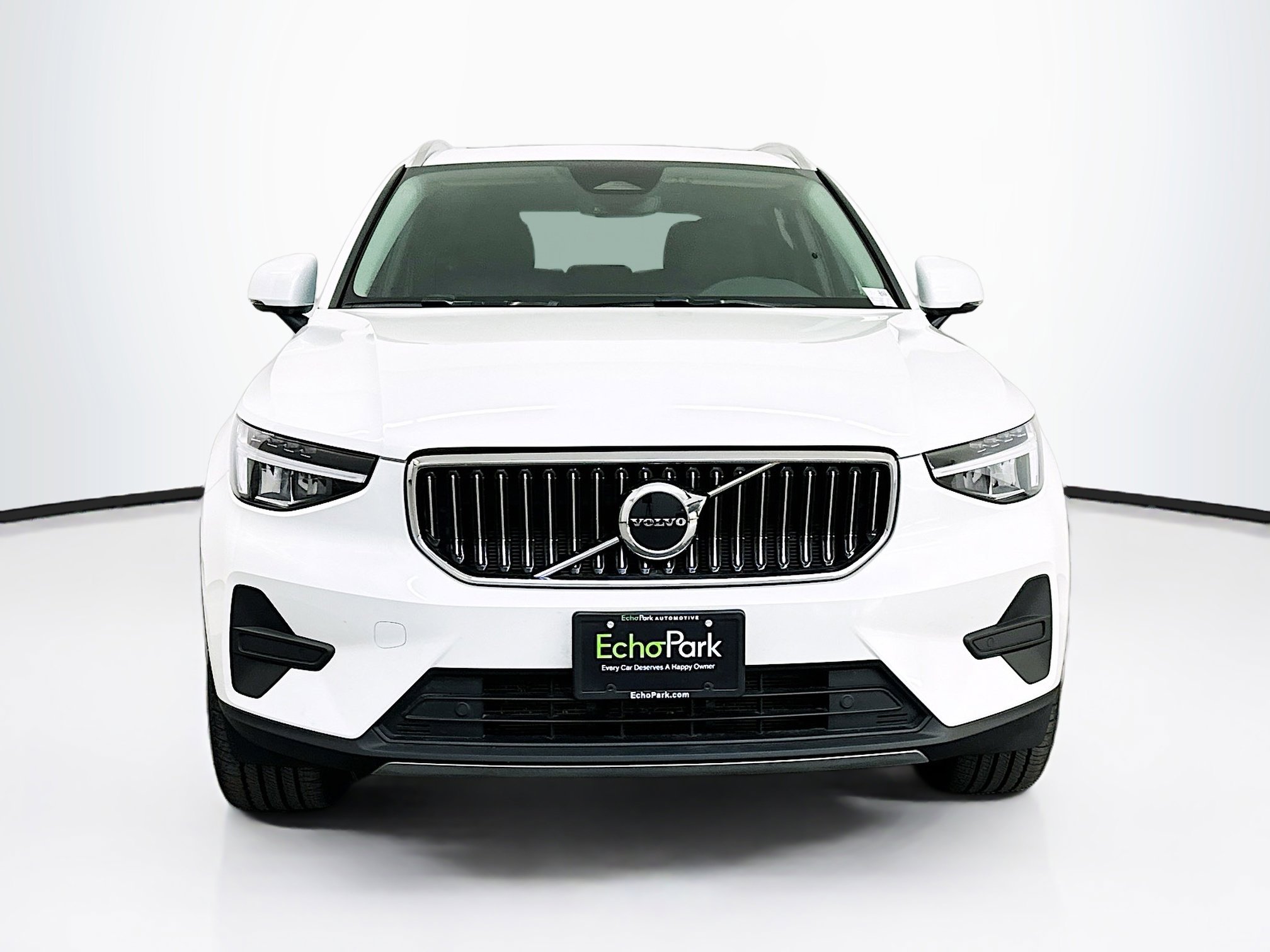 Used 2025 Volvo XC40 B5 Core image 2
