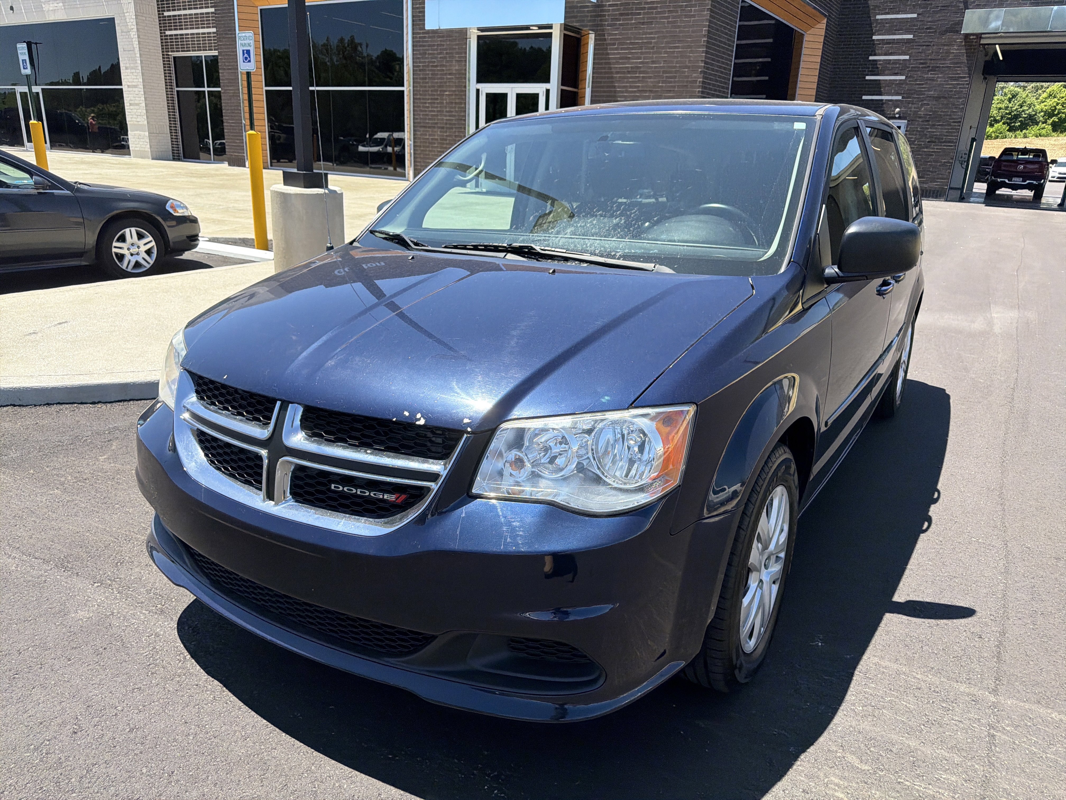 Used 2016 Dodge Grand Caravan SE w/ Quick Order Package 29E SE FWD image 2