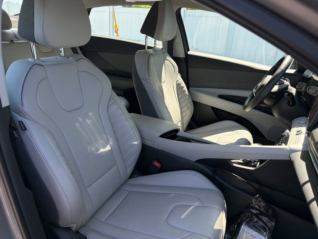 Used 2025 Hyundai Elantra Limited FWD image 51