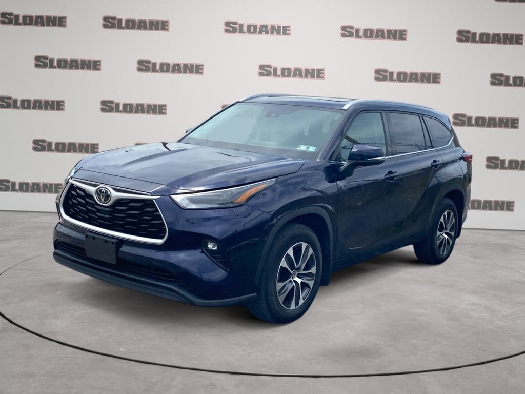Used 2022 Toyota Highlander XLE AWD/4WD image 1