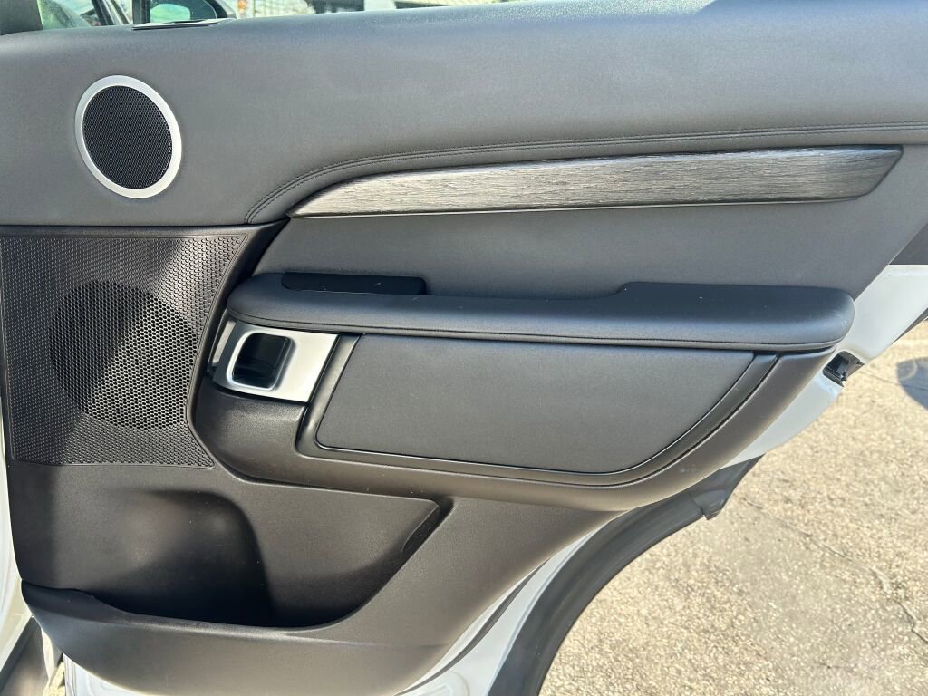 Used 2018 Land Rover Discovery HSE image 28