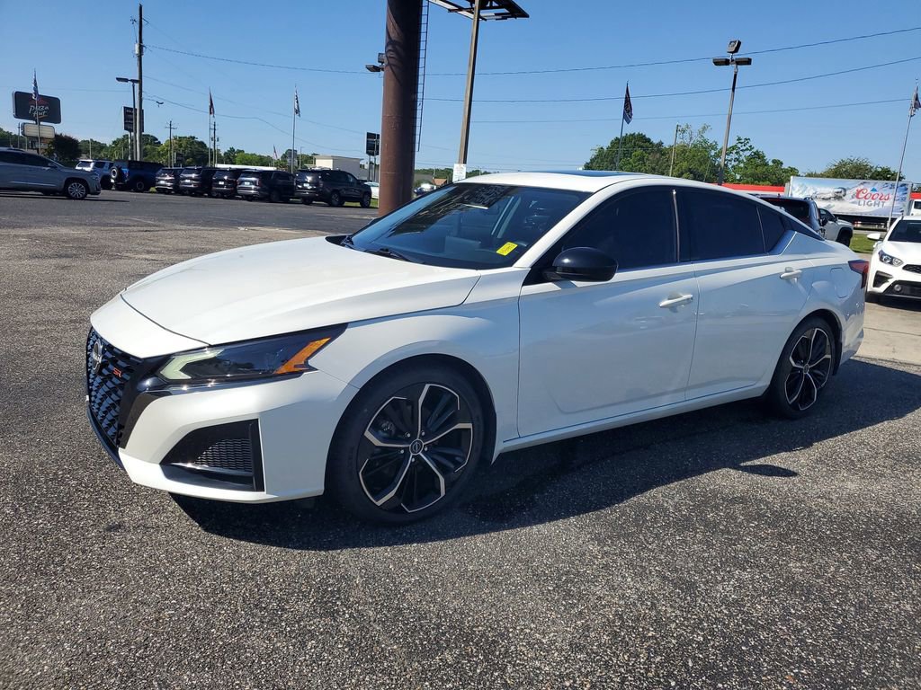 Used 2023 Nissan Altima 2.5 SR w/ SR Premium Package FWD image 2