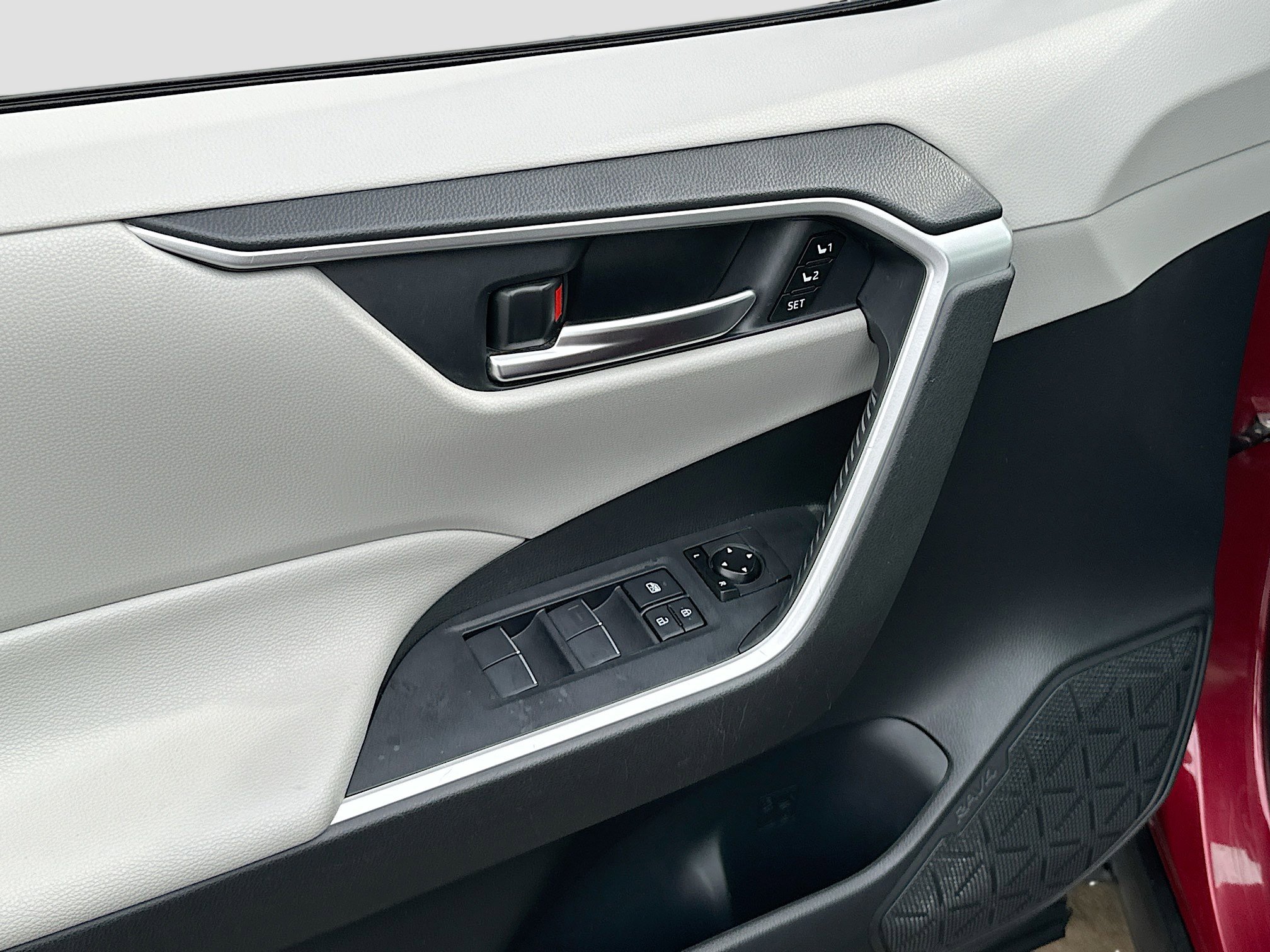 Used 2020 Toyota RAV4 XLE Premium image 17