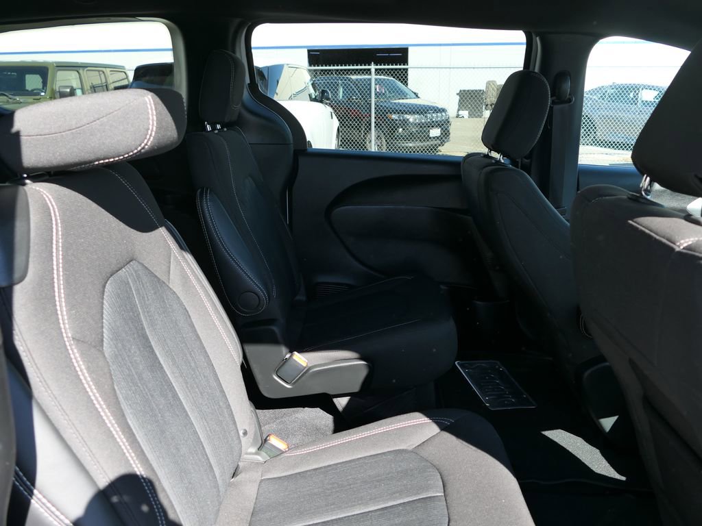 Used 2024 Chrysler Pacifica Touring image 23