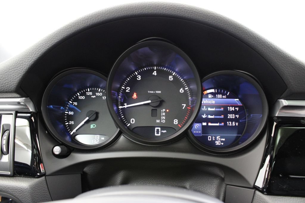 Certified 2025 Porsche Macan AWD/4WD image 18