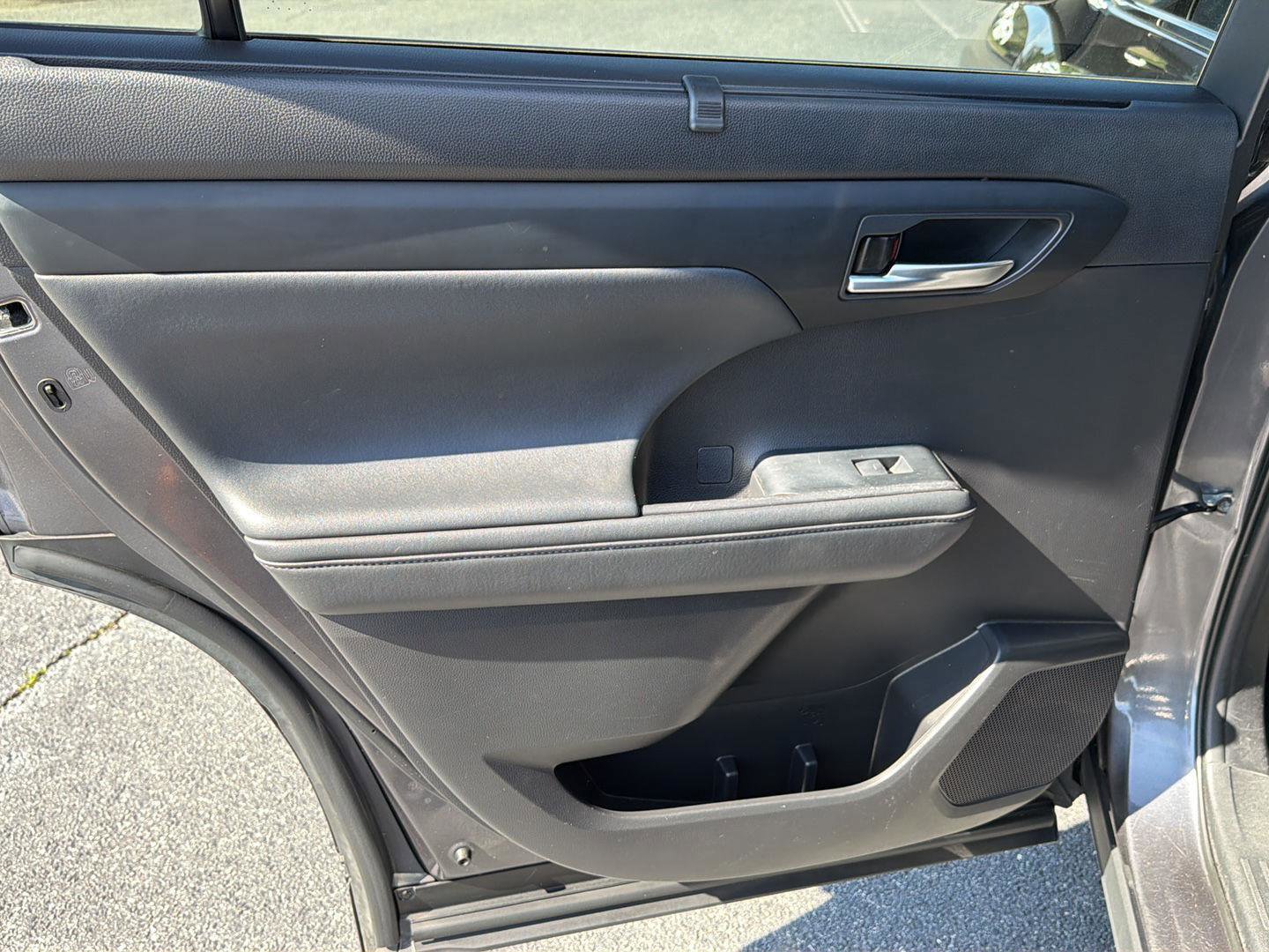 Used 2022 Toyota Highlander XLE FWD image 18