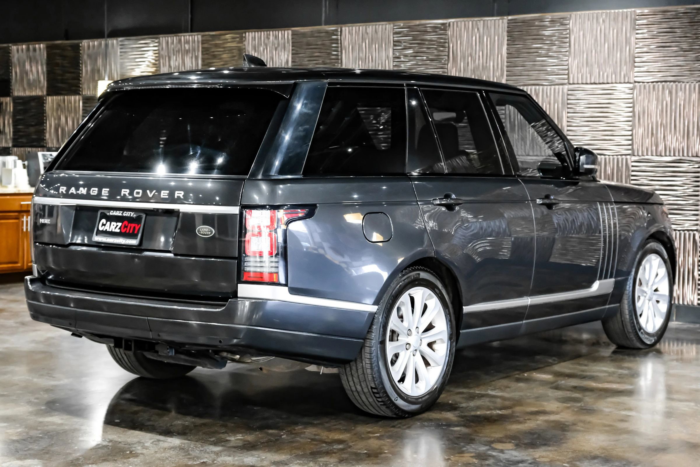 Used 2017 Land Rover Range Rover HSE image 12
