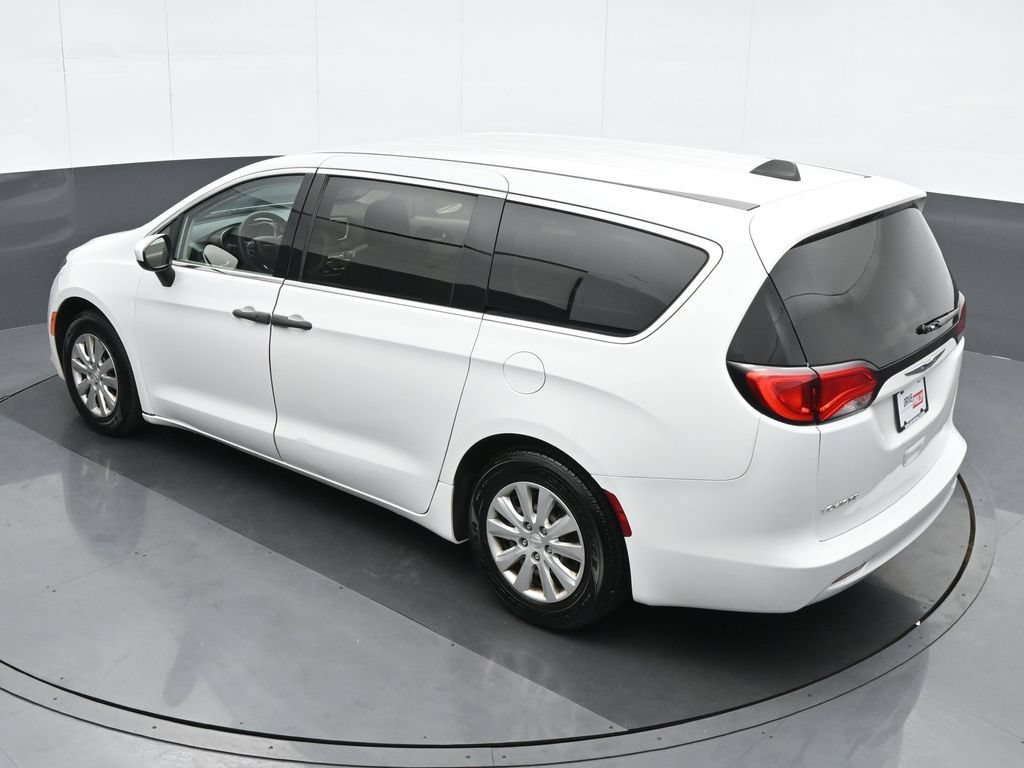 Used 2020 Chrysler Voyager L FWD image 20