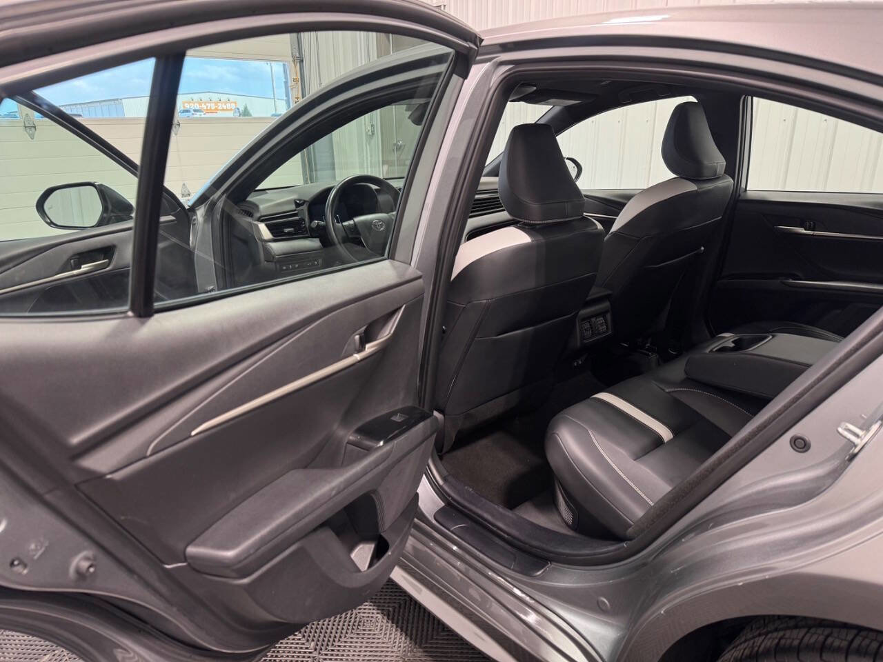 Used 2025 Toyota Camry SE image 12