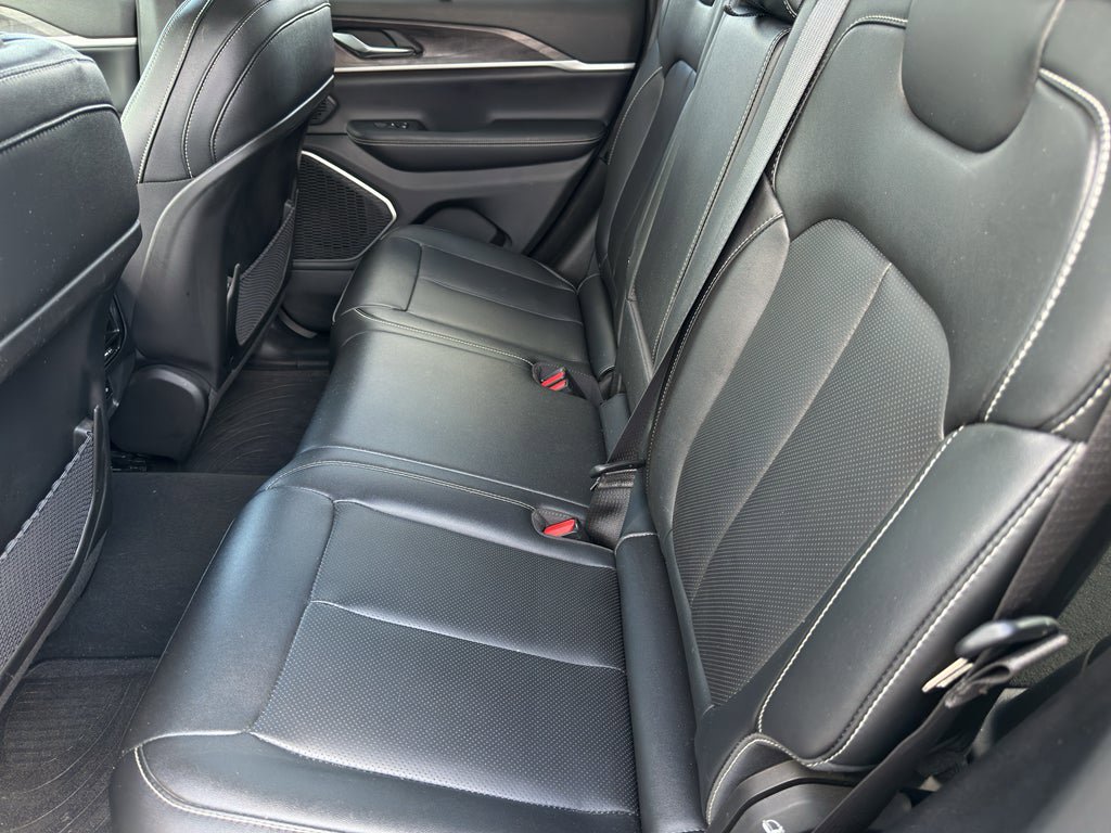 Used 2024 Jeep Grand Cherokee Limited w/ Luxury Tech Group II RWD image 22
