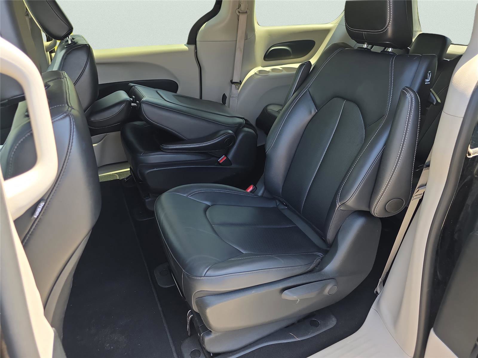 Used 2024 Chrysler Pacifica Select image 20