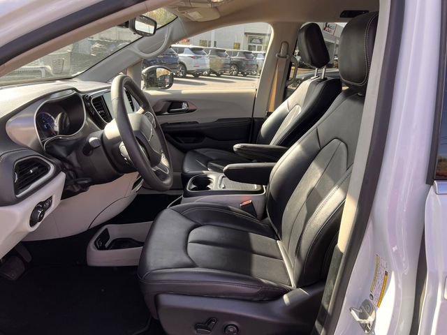 Used 2024 Chrysler Pacifica Select image 14
