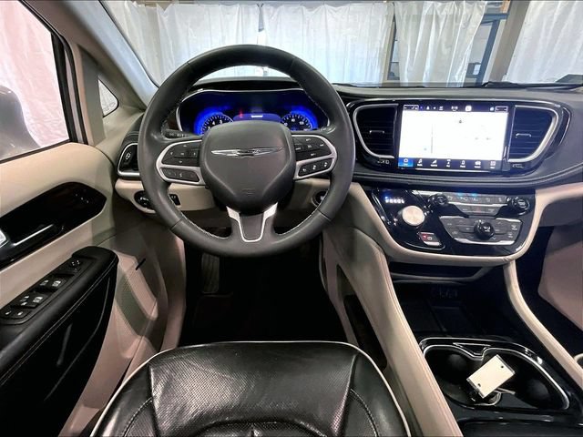 Used 2022 Chrysler Pacifica Limited AWD/4WD image 5
