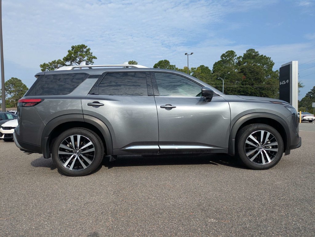 Used 2025 Nissan Pathfinder Platinum w/ Black Appearance Package FWD image 3