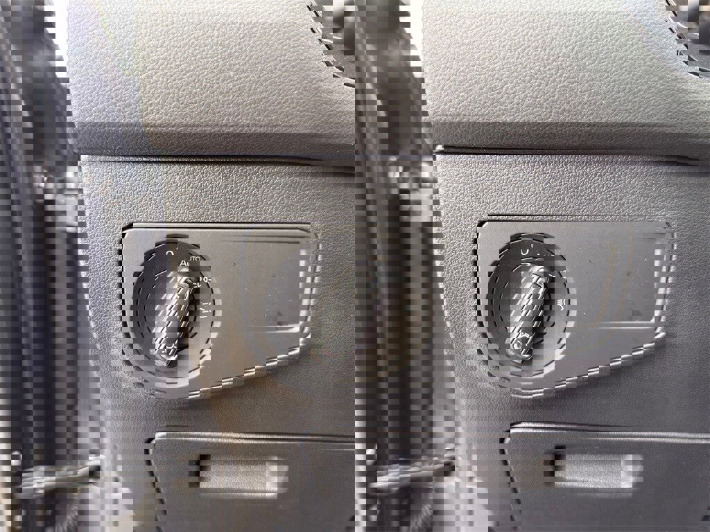 Used 2023 Volkswagen Tiguan SE image 15