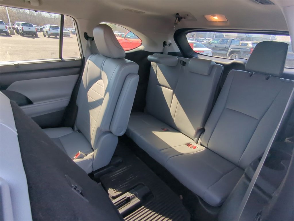 Used 2021 Toyota Highlander XLE image 31