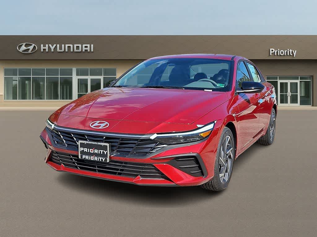 Certified 2025 Hyundai Elantra Sport FWD image 1