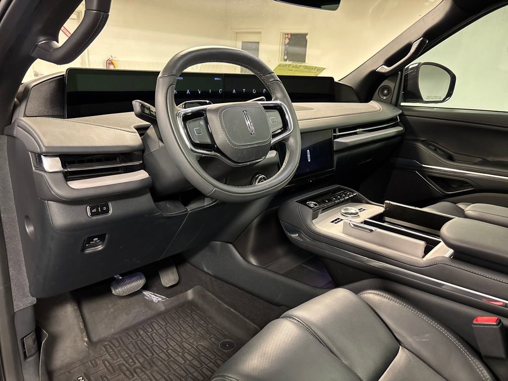 Used 2025 Lincoln Navigator Reserve w/ Jet Appearance Package image 26
