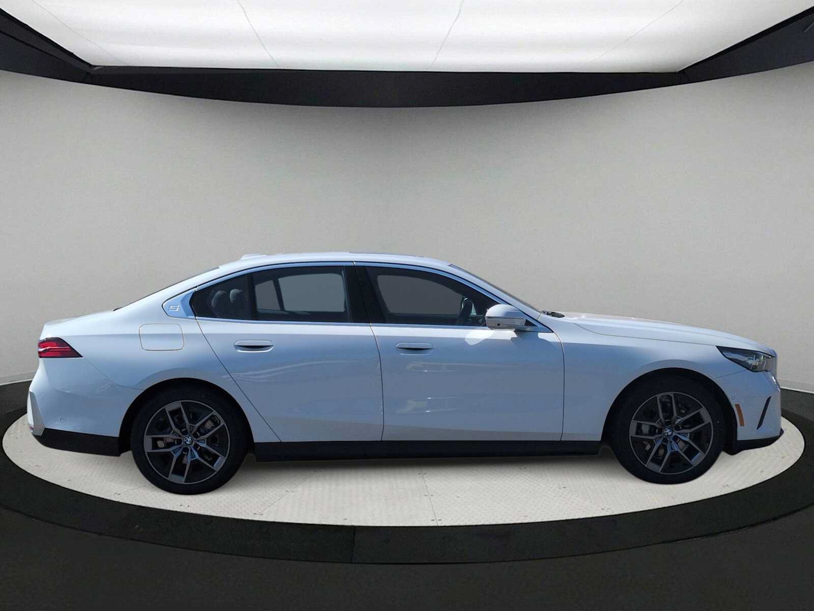 Used 2026 BMW 530i xDrive AWD/4WD image 9