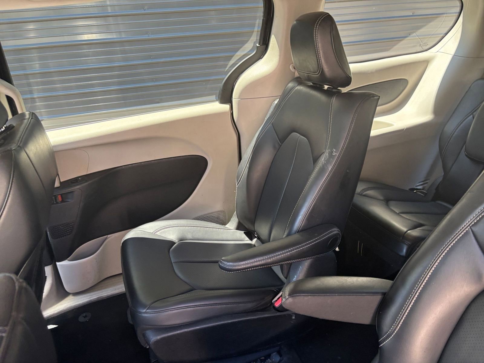 Used 2023 Chrysler Pacifica Touring-L FWD image 37