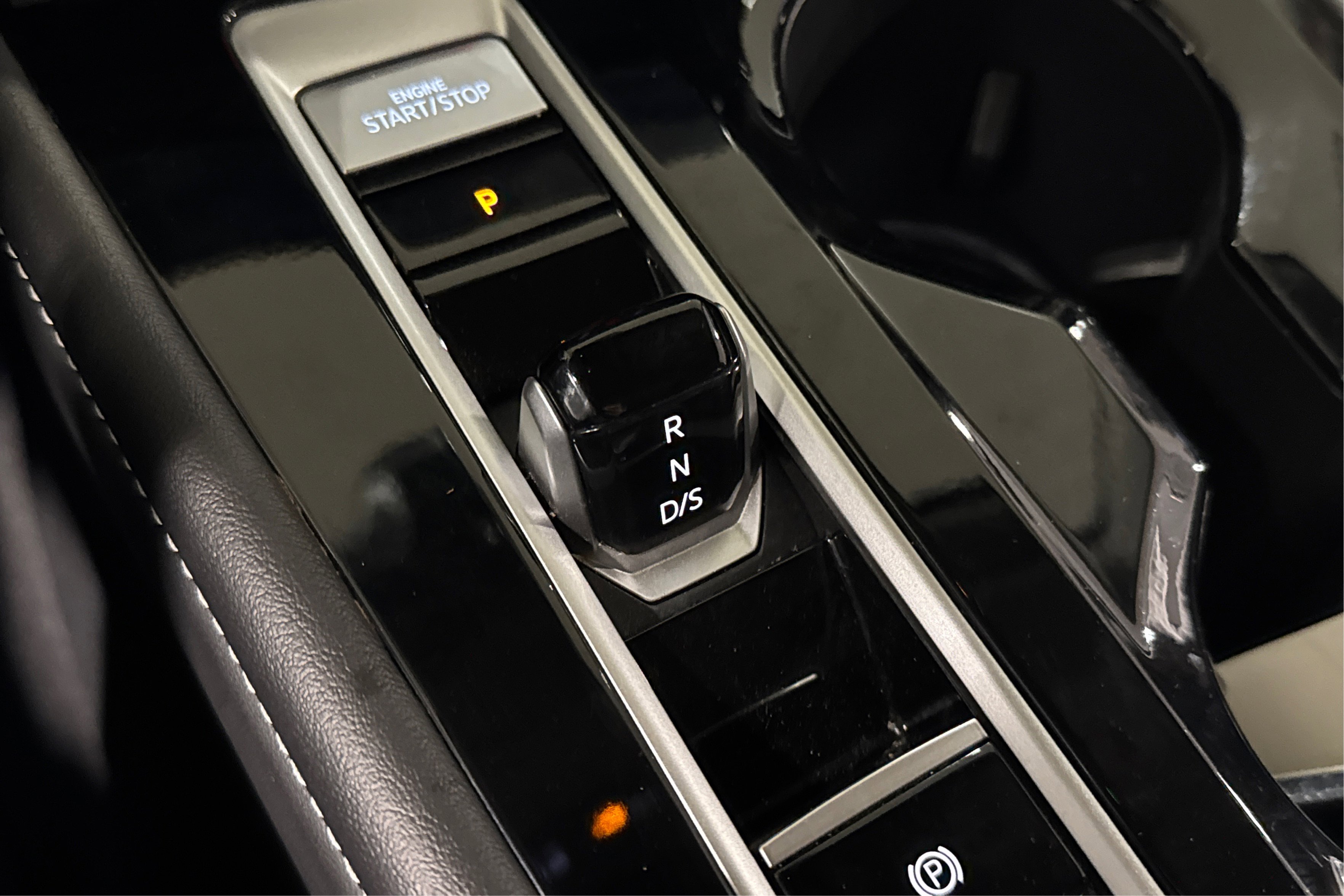 Used 2025 Volkswagen Atlas SE image 32