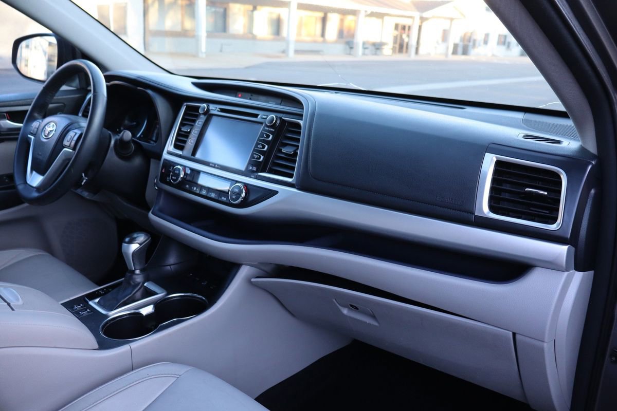 Used 2014 Toyota Highlander XLE image 17