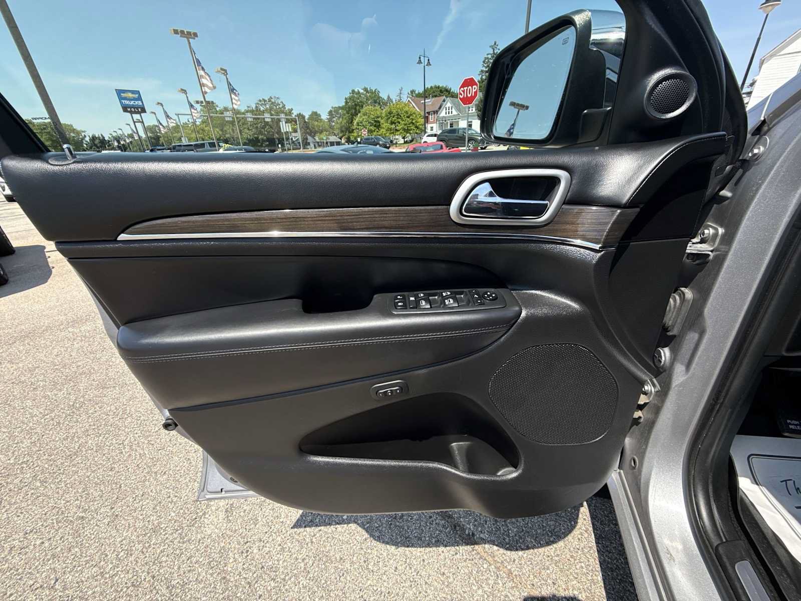 Used 2018 Jeep Grand Cherokee Overland AWD/4WD image 23