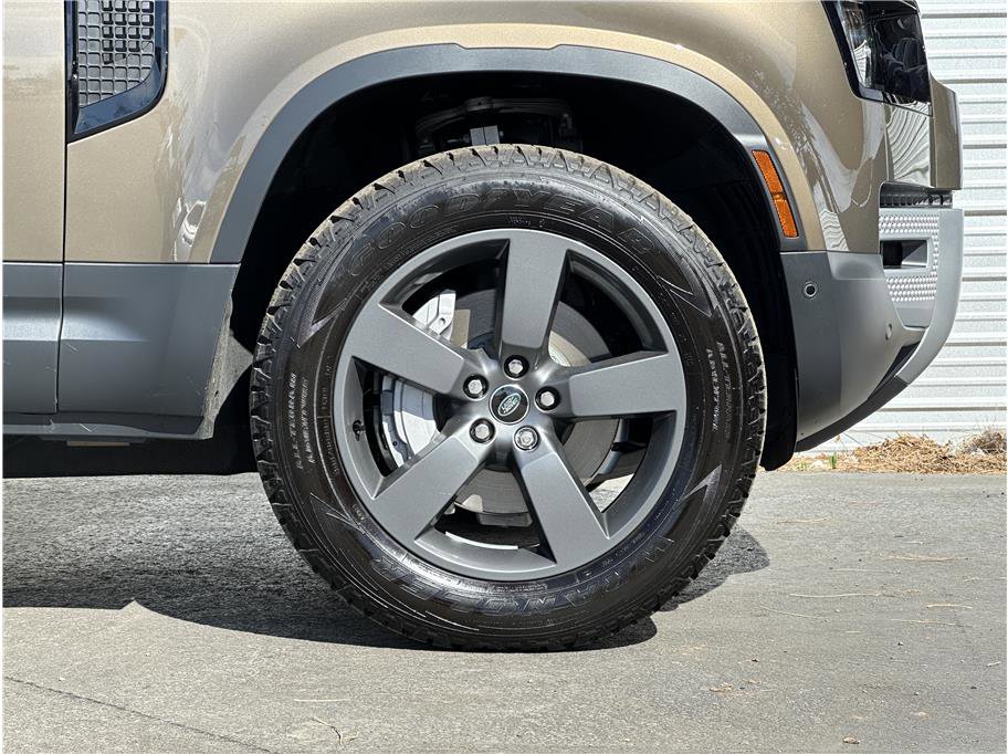 Used 2025 Land Rover Defender 90 S image 26