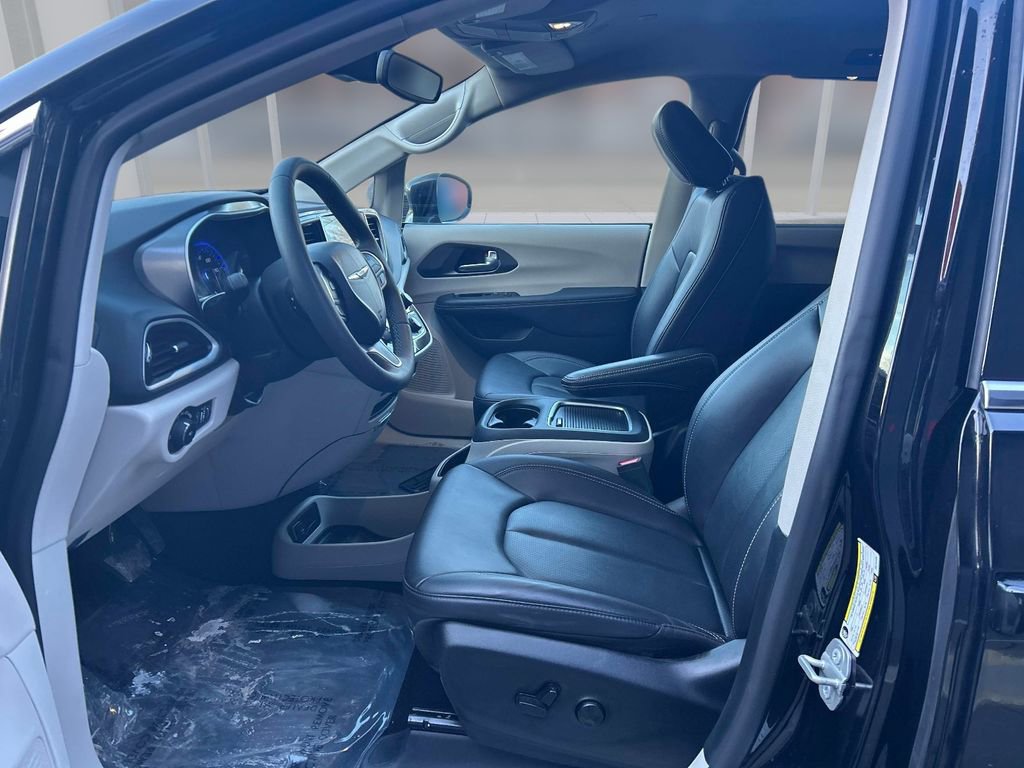 Used 2024 Chrysler Pacifica Touring-L image 11