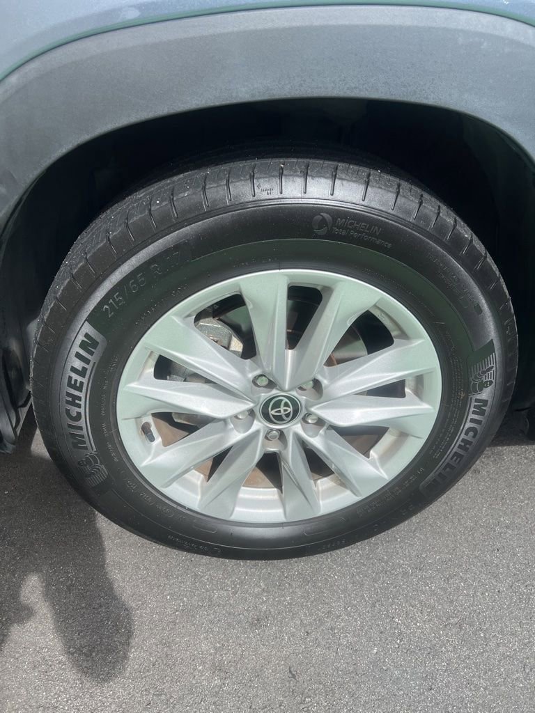 Used 2022 Toyota Corolla Cross LE image 6