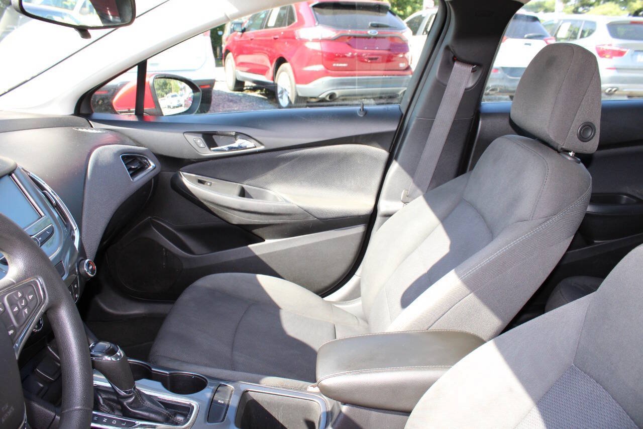 Used 2017 Chevrolet Cruze LT FWD image 15