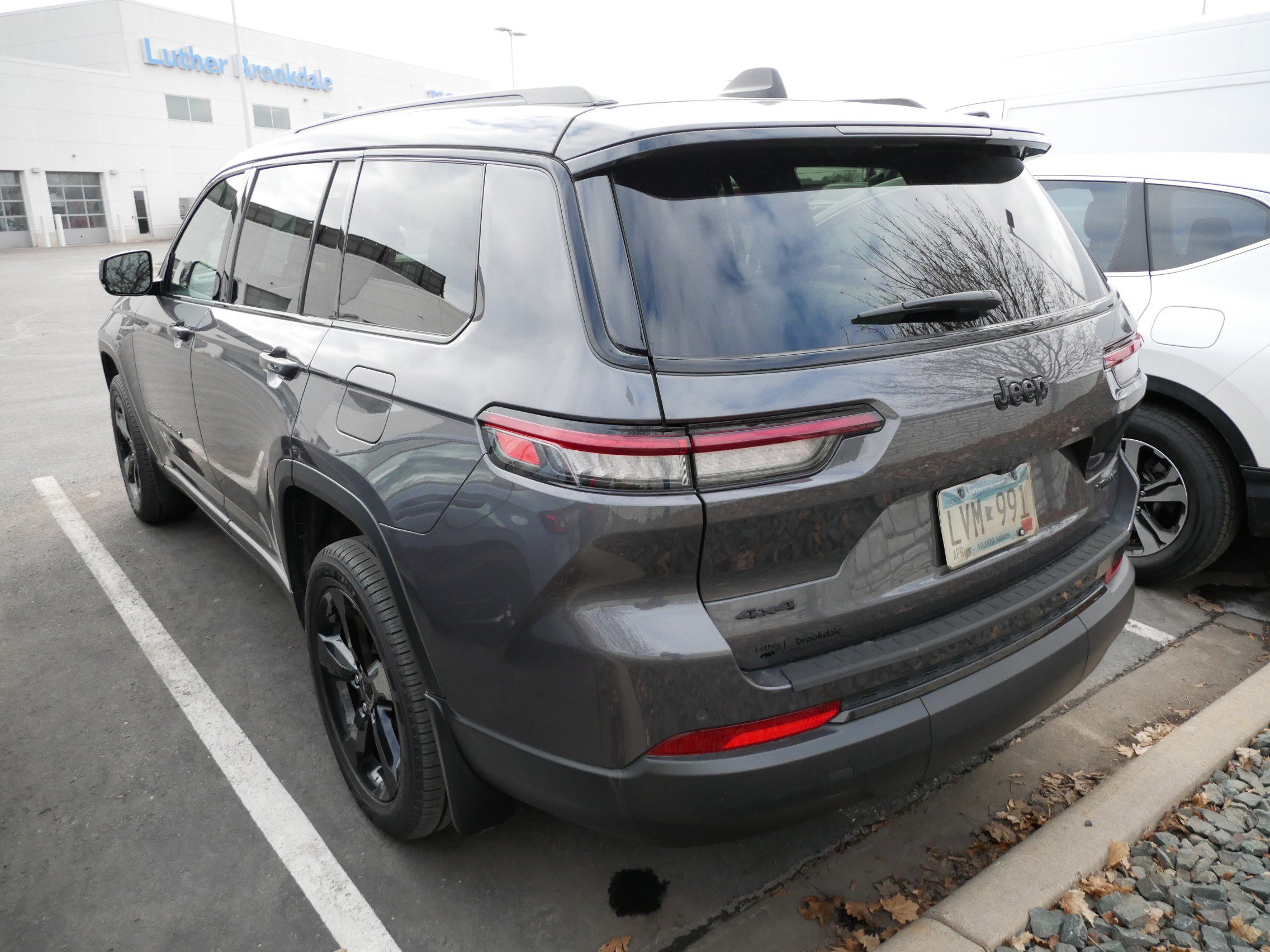 Used 2024 Jeep Grand Cherokee L Limited w/ Black Appearance Package image 5