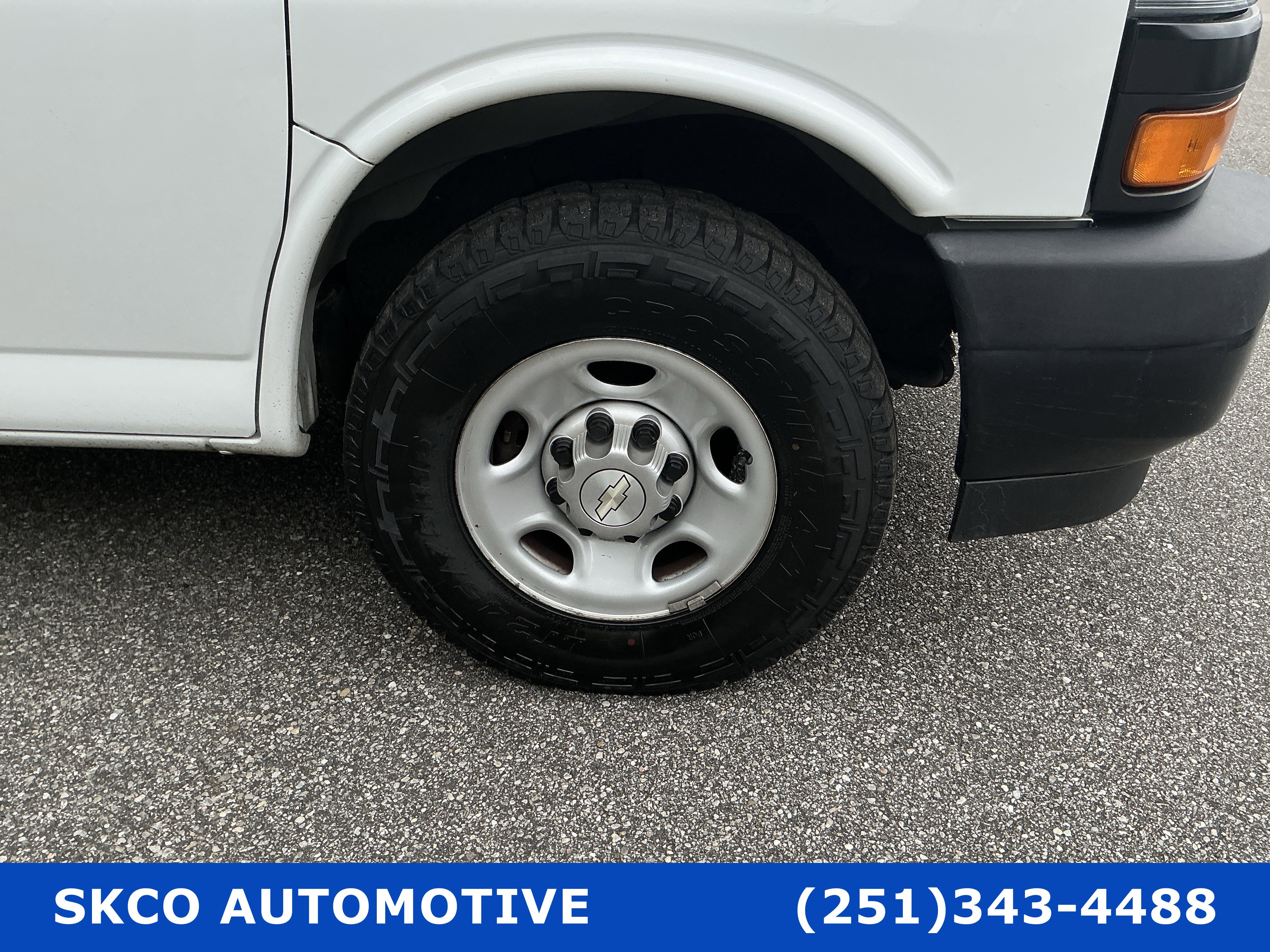Used 2022 Chevrolet Express 2500 w/ Driver Convenience Package RWD image 9